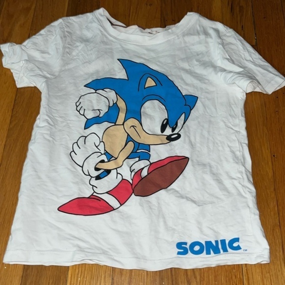 Boys H&M Sonic Hedgehog t shirt EUC 6-8 fit is 5T.